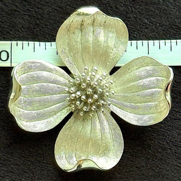 Vintage Crown Trifari Dogwood Set Signed Brushed Silver Tone Brooch Earrings - Picture 5 of 7